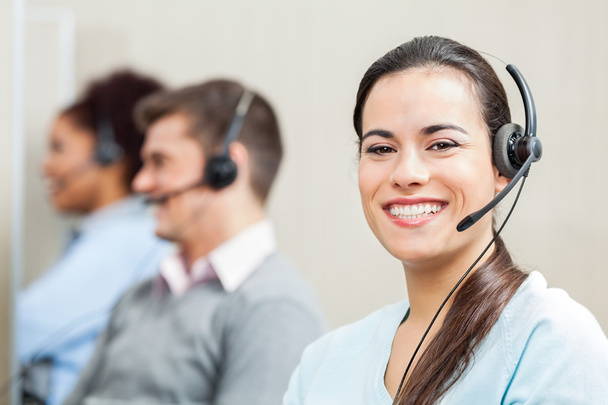 Smiling Female Customer Service Agent In Office - Foto, Bild