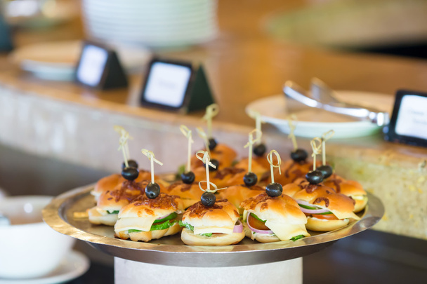Вкусные мини-гамбургеры на тарелке
 - Фото, изображение