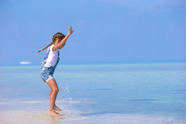 Αξιολάτρευτο ευτυχής χαμογελαστοί κοριτσάκι να διασκεδάσετε στις διακοπές παραλία - Φωτογραφία, εικόνα