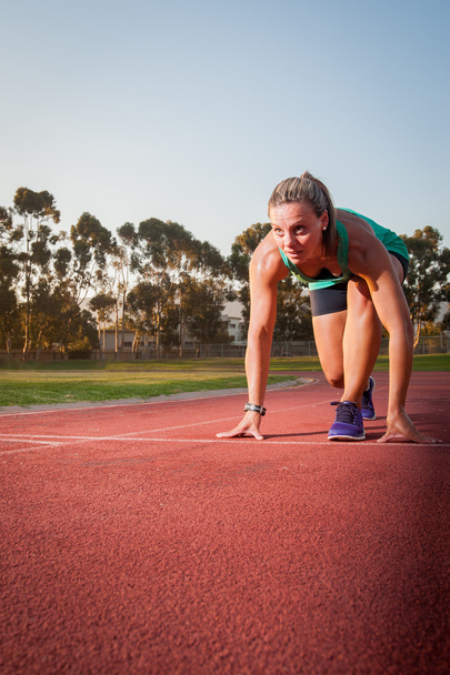 Vrouwelijke loper op een track Atletiek - Foto, afbeelding