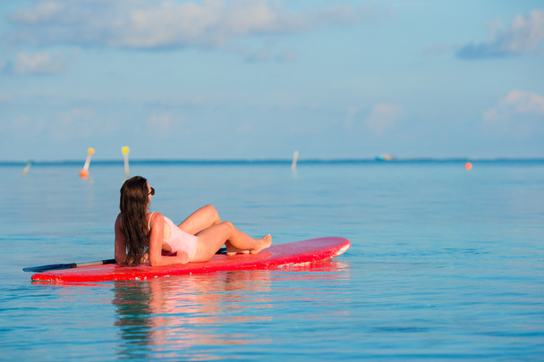Mulher surfista bonita surfar em mar azul-turquesa durante as férias de verão
 - Foto, Imagem
