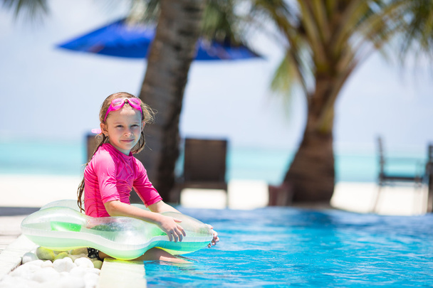 Sorrindo menina adorável se divertindo na piscina ao ar livre
 - Foto, Imagem