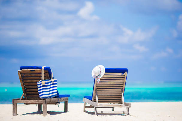 Cadeiras de lounge com saco e chapéu na praia tropical nas Maldivas
 - Foto, Imagem