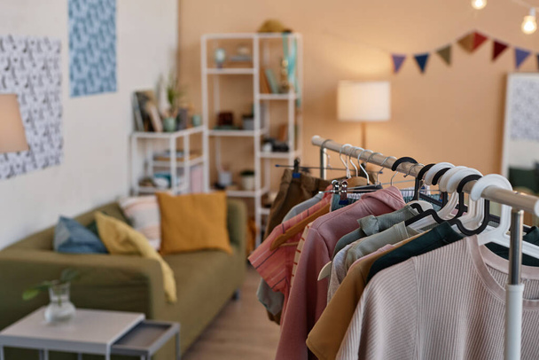 Крупным планом фоновое изображение вешалок для одежды в комнате для подростков, копировальное пространство - Фото, изображение