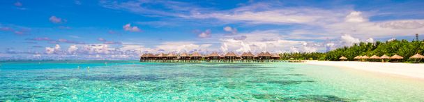Panoramatický pohled iidyllic tropické pláže s bílým pískem a dokonalé tyrkysovou vodou - Fotografie, Obrázek