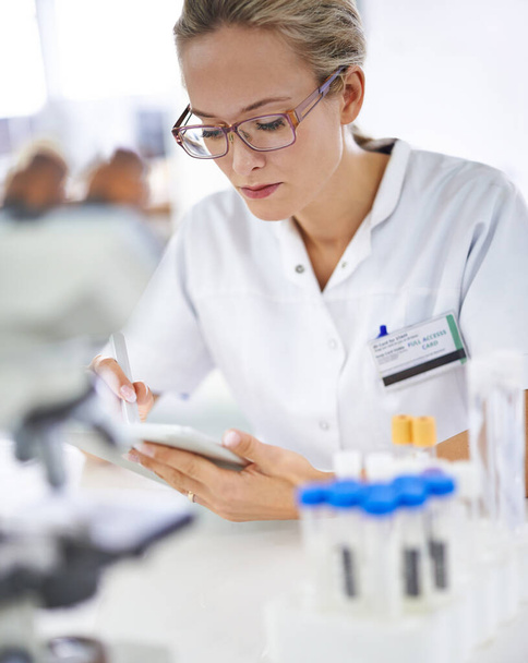 Lesen, Forschung und Frau mit Tablette im medizinischen Labor mit Entwicklung in der Biotechnologie. Wissenschaftler, tippen oder überprüfen Sie online die Ergebnisse von pharmazeutischen Berichten oder Überprüfungen von Innovationen in der Wissenschaft. - Foto, Bild