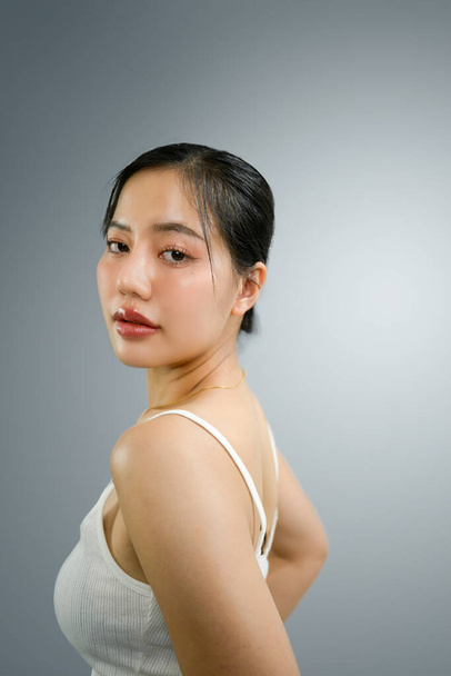 Attractive young woman posing and looking at camera on white at the photo studio. - Valokuva, kuva