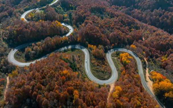 自然の美しい秋の色,クタヤ,トルコの美しいドミニクロードの空中ビュー - 写真・画像