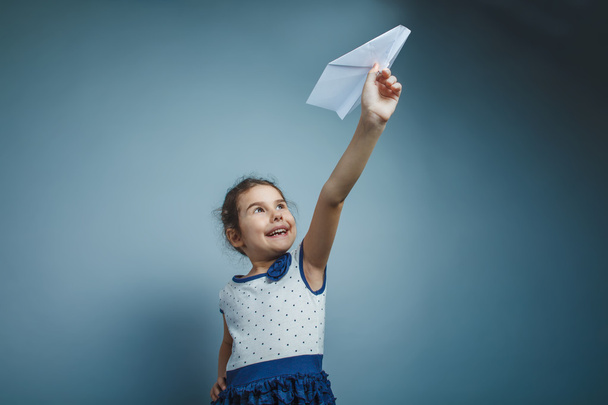 ένα κορίτσι των επτά Ευρωπαϊκής εμφάνιση μελαχρινή, κρατώντας ένα χαρτί αέρα - Φωτογραφία, εικόνα