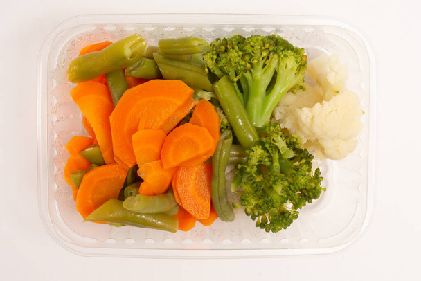 Zdrowe warzywa pakowane obiadowy posiłek w przedniej części góry widok z powietrza czyste białe tło - Zdjęcie, obraz