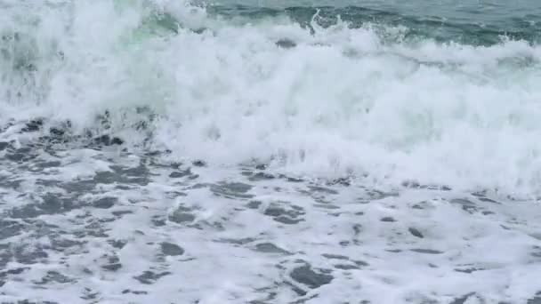 Vídeo de ondas turbulentas batendo em um mar tempestuoso, capturado em um dia sombrio. - Filmagem, Vídeo