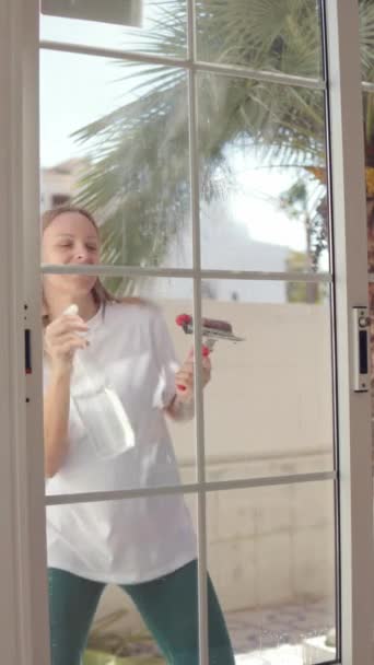 νεαρή γυναίκα που κάνει γιόγκα στο σπίτι - Πλάνα, βίντεο