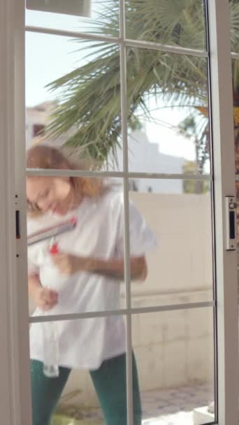 自宅でヨガの練習をしている若い女の子 - 映像、動画