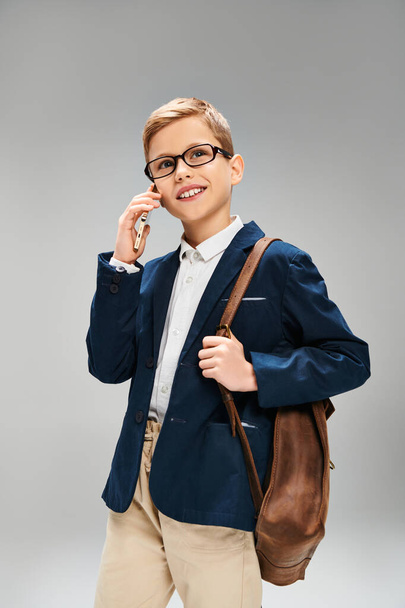 Jeune homme en lunettes parle sur téléphone portable. - Photo, image