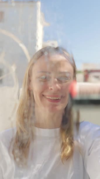 ritratto di giovane donna bionda in camicia bianca - Filmati, video