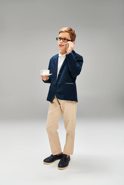 Muž v obleku a brýlích si vychutnává šálek kávy. - Fotografie, Obrázek