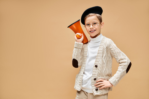 Niño en traje de director de cine, sosteniendo un megáfono. - Foto, imagen