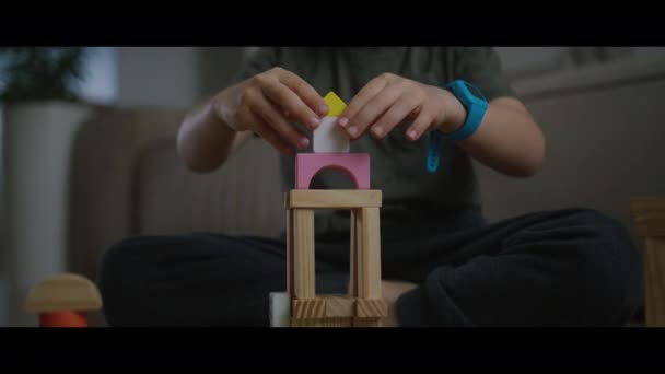 Jongen spelen met constructeur houten blok gebouw thuis. Creatief leren, speelgoed voor kleuters en kleuters - Video
