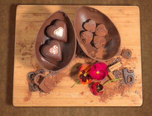 Czekoladowe jaja z kakao i kwiaty - Zdjęcie, obraz