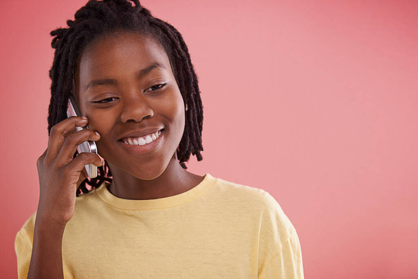 Šťastný, chlapec a telefonní hovor ve studiu pro komunikaci, chat a konverzaci na růžovém pozadí. Africký model, dítě nebo teenager s mobilem pro informace, poslech a příležitosti s nápady. - Fotografie, Obrázek