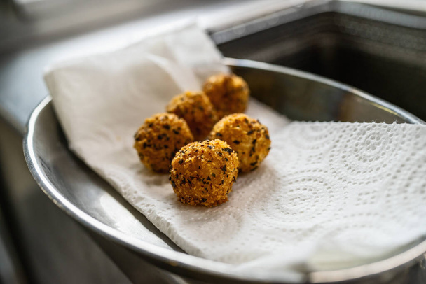 закуска из жареных картофельных шариков с травами на кухне ресторана. Концепция изображения - Фото, изображение
