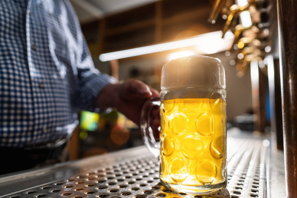 barman podávající pivo v hrnku na Biergarten nebo Oktoberfest, Mnichov, Německo - Fotografie, Obrázek