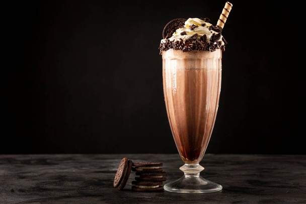Çikolatalı milkshake ve çikolata parçalı kurabiyeler.. - Fotoğraf, Görsel