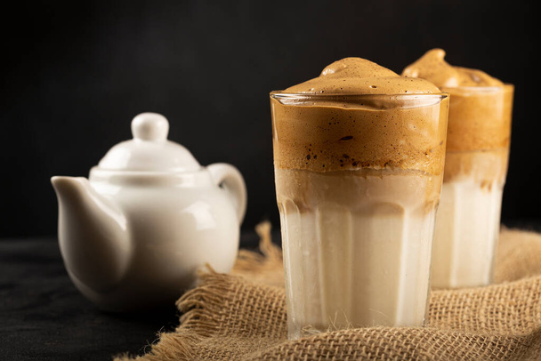 アイスダルゴナコーヒー,ミルクとコーヒークリームのグラス. - 写真・画像