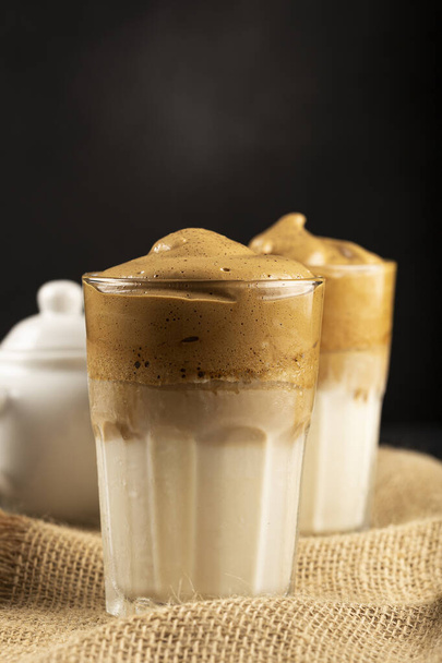 Iced Dalgona Coffee, келих з молоком та кавовим кремом. - Фото, зображення