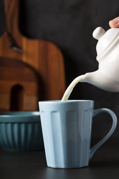 Чашка кави з вершковим молоком. - Фото, зображення