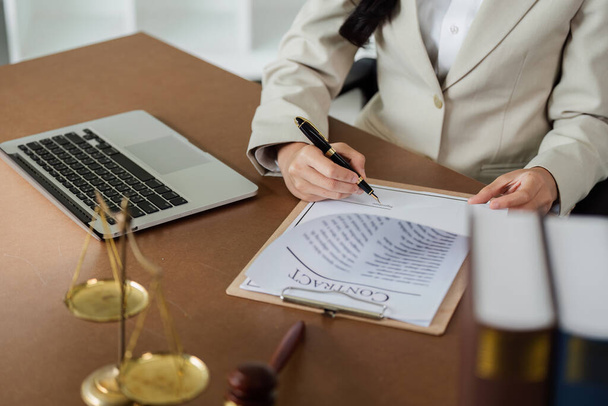 Rechtsanwalt Geschäftsmann arbeitet oder liest Gesetzbuch im Büro Arbeitsplatz für Berater Rechtsanwalt Konzept. - Foto, Bild