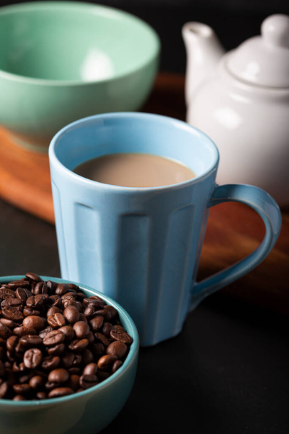 Tasse Kaffee mit cremiger Milch. - Foto, Bild