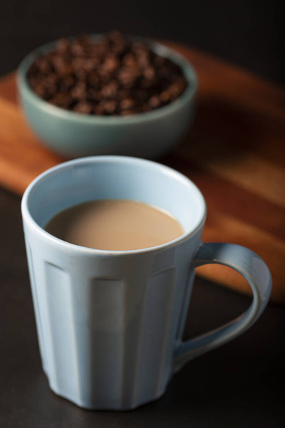Kopje koffie met romige melk. - Foto, afbeelding