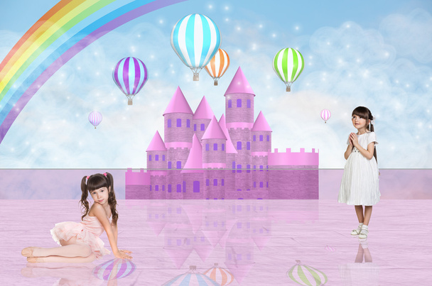 Две маленькие девочки перед замком розовой феи
 - Фото, изображение