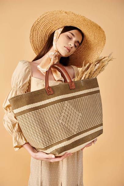 Uma jovem com cabelos longos e morena faz uma pose em uma roupa de verão, segurando um saco elegante. - Foto, Imagem