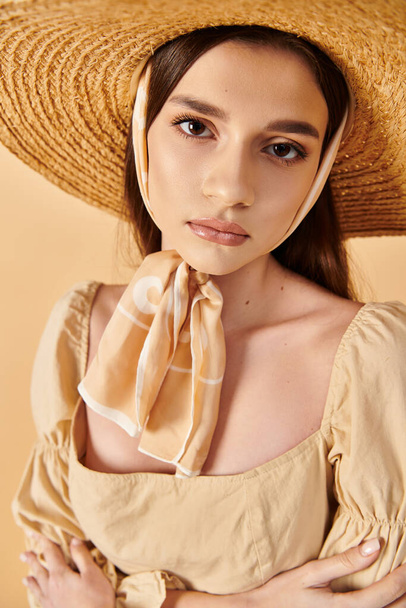 Uzun esmer saçlı, yaz kıyafetiyle poz veren genç bir kadın, büyük bir hasır şapkayla sıcak, yaz havası yayıyor.. - Fotoğraf, Görsel