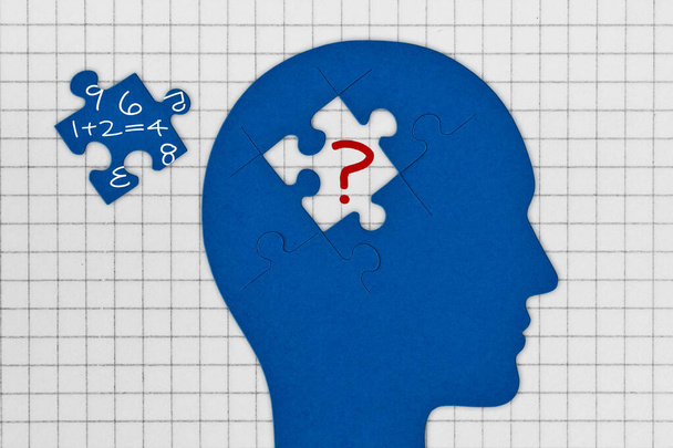 Профіль голови з мозком, зробленим з шматочків головоломки на квадратному аркуші - Поняття дискакулії та проблеми з цифрами - Фото, зображення