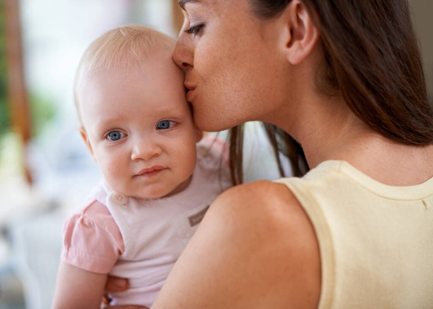 Aile, öpüşme ve annelik bağı, ilişki ve annelik için evde bebekle birlikte anne. Çocuk gelişimi, sevgi ve şefkat için bebek taşıyan mutlu ebeveynler ve anneler.. - Fotoğraf, Görsel