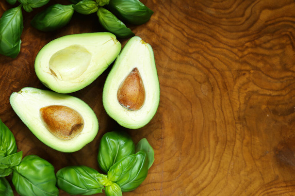 biologische verse avocado voor gezond eten op tafel - Foto, afbeelding