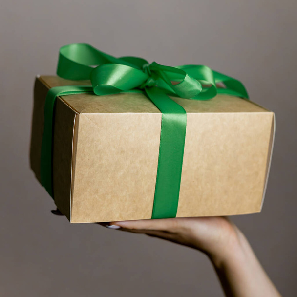 Handgemachte Geschenkverpackung, leichter Karton. - Foto, Bild