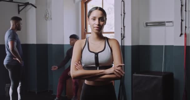  Gros plan de la jeune femme afro-américaine se préparant pour le cours de fitness. Images 4k de haute qualité - Séquence, vidéo