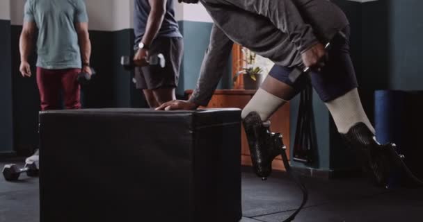Afroameričtí dvojití amputovaní s protézami cvičícími tricepsy. Vysoce kvalitní 4K záběry - Záběry, video