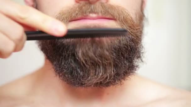 Homem penteando seu bigode e barba
 - Filmagem, Vídeo