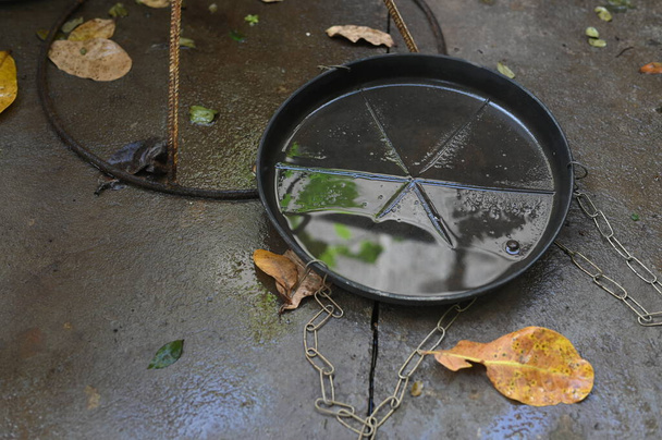bol en plastique abandonné dans un vase avec de l'eau stagnante à l'intérieur. vue rapprochée. moustiques dans les aires de reproduction potentielles - Photo, image