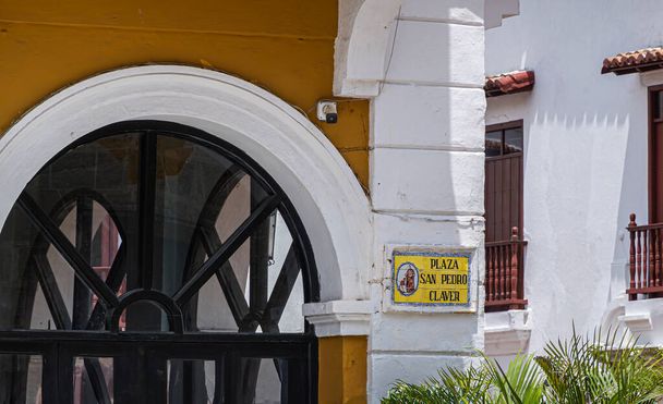 Cartagena, Kolombiya - 25 Temmuz 2023 Plaza de San Pedro Claver. Meydanın tarihi rengarenk döşeme işareti. Ön parçalar arkada. - Fotoğraf, Görsel
