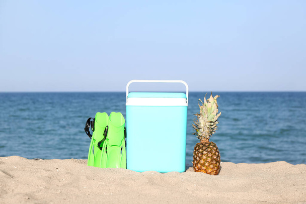 Пляжний прохолодний, ластівки і стиглий ананас на піску - Фото, зображення