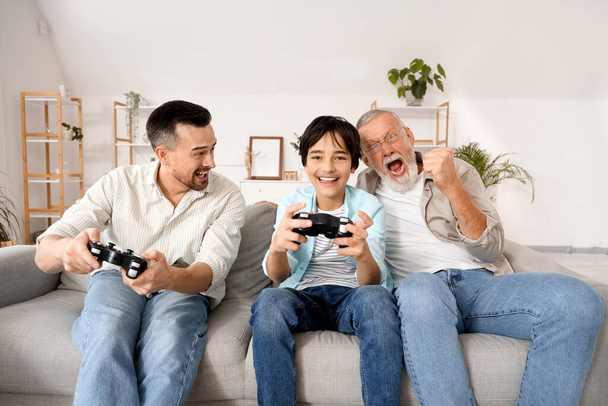 Mały chłopiec z rodziną gra w gry wideo w domu - Zdjęcie, obraz