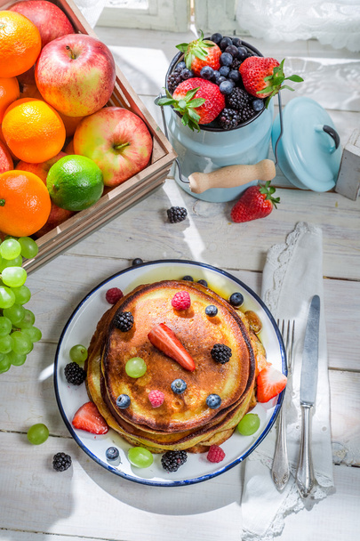 Sweet pancakes with maple syrup and fruits - Valokuva, kuva