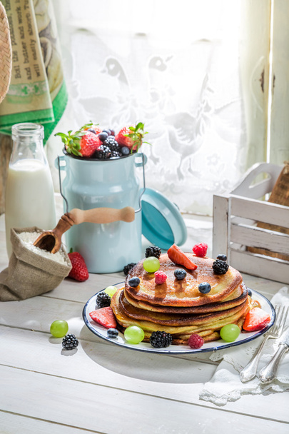 Delicious pancakes with maple syrup and fruits - 写真・画像