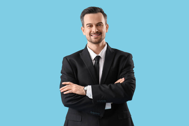 Porträt eines männlichen Immobilienmaklers auf blauem Hintergrund - Foto, Bild